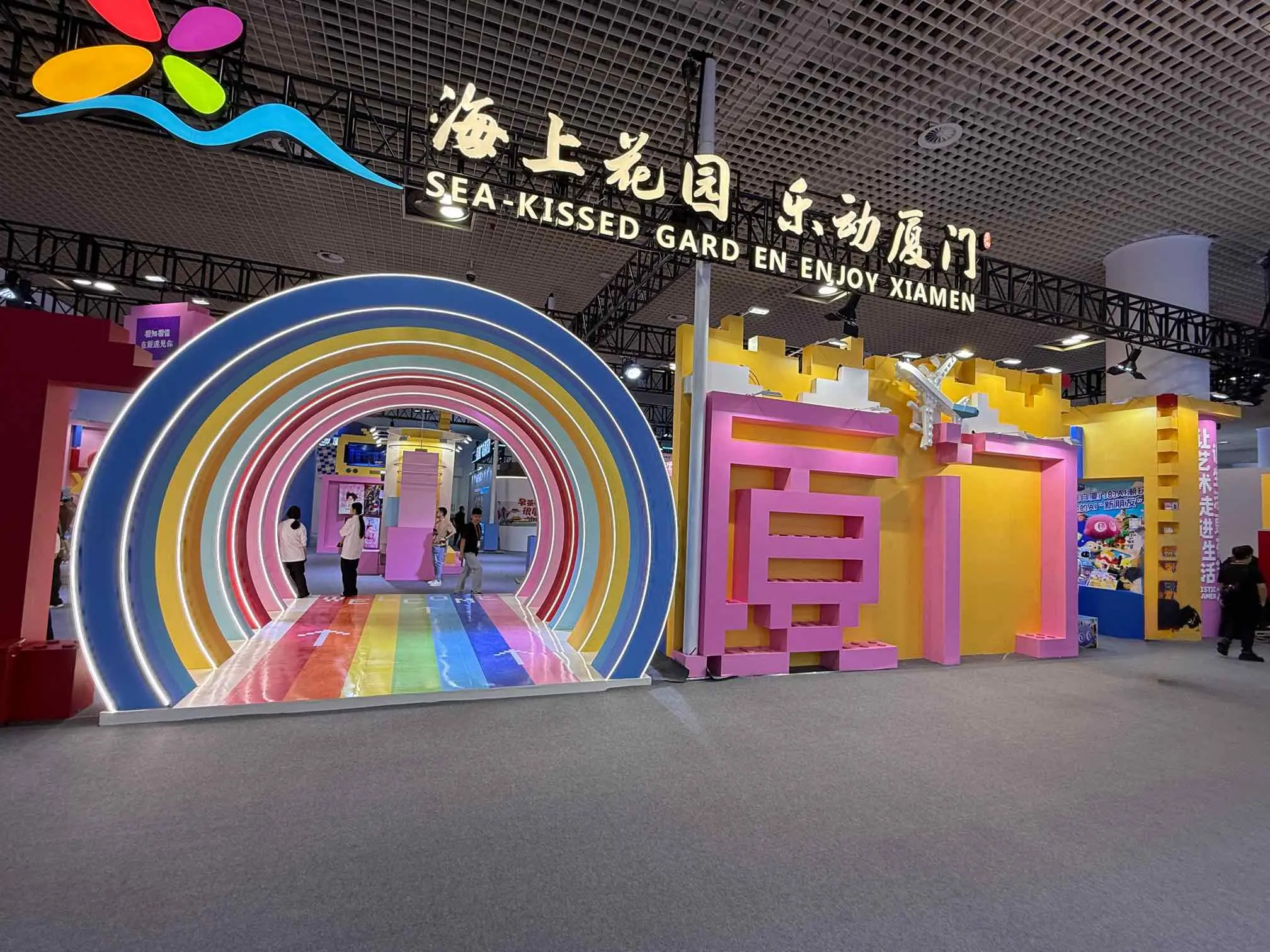 “多彩積木”築產業交流彩橋 沈浸式體驗盡顯創意活力  第十六屆海峽兩岸文博會廈門館驚艷亮相 “多彩積木”築產業交流彩橋 沈浸式體驗盡顯創意活力  第十六屆海峽兩岸文博會廈門館驚艷亮相