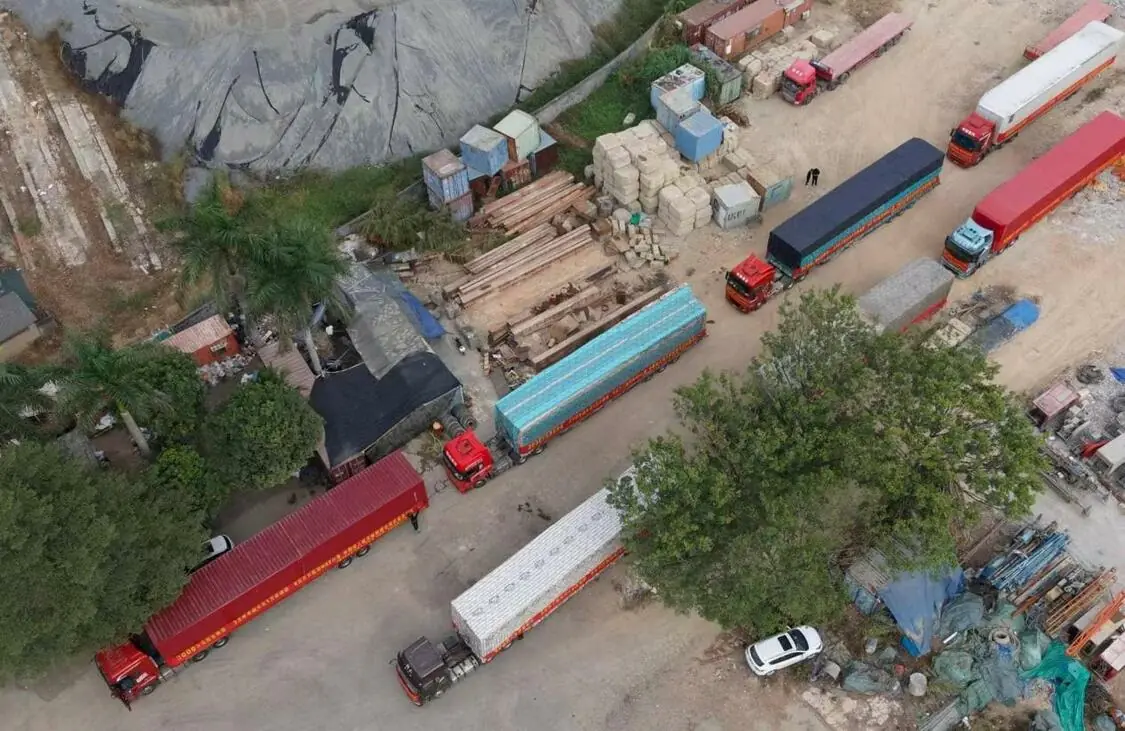 大陸首善陳光標11月19日親赴廈門港口倉儲基地,和台灣花蓮縣紅十字會陳玉秋總幹事進行物資捐贈交接儀式,展現《兩岸根連根·都是中國人》!(圖/花蓮縣紅十字會提供)