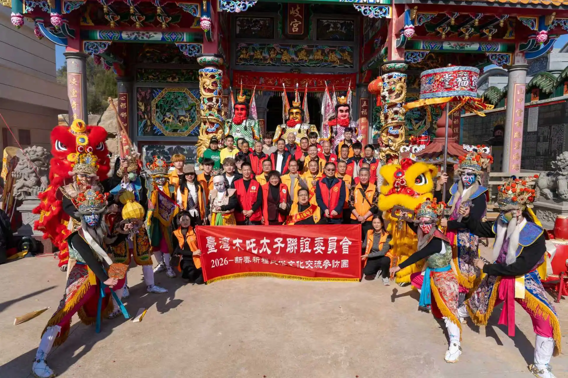 台灣同胞到訪福建平潭,共燃香燭,祈願兩岸和諧,跨越海峽的信仰之旅,閩台一家親,共續文化傳承 台灣同胞到訪福建平潭,共燃香燭,祈願兩岸和諧,跨越海峽的信仰之旅,閩台一家親,共續文化傳承