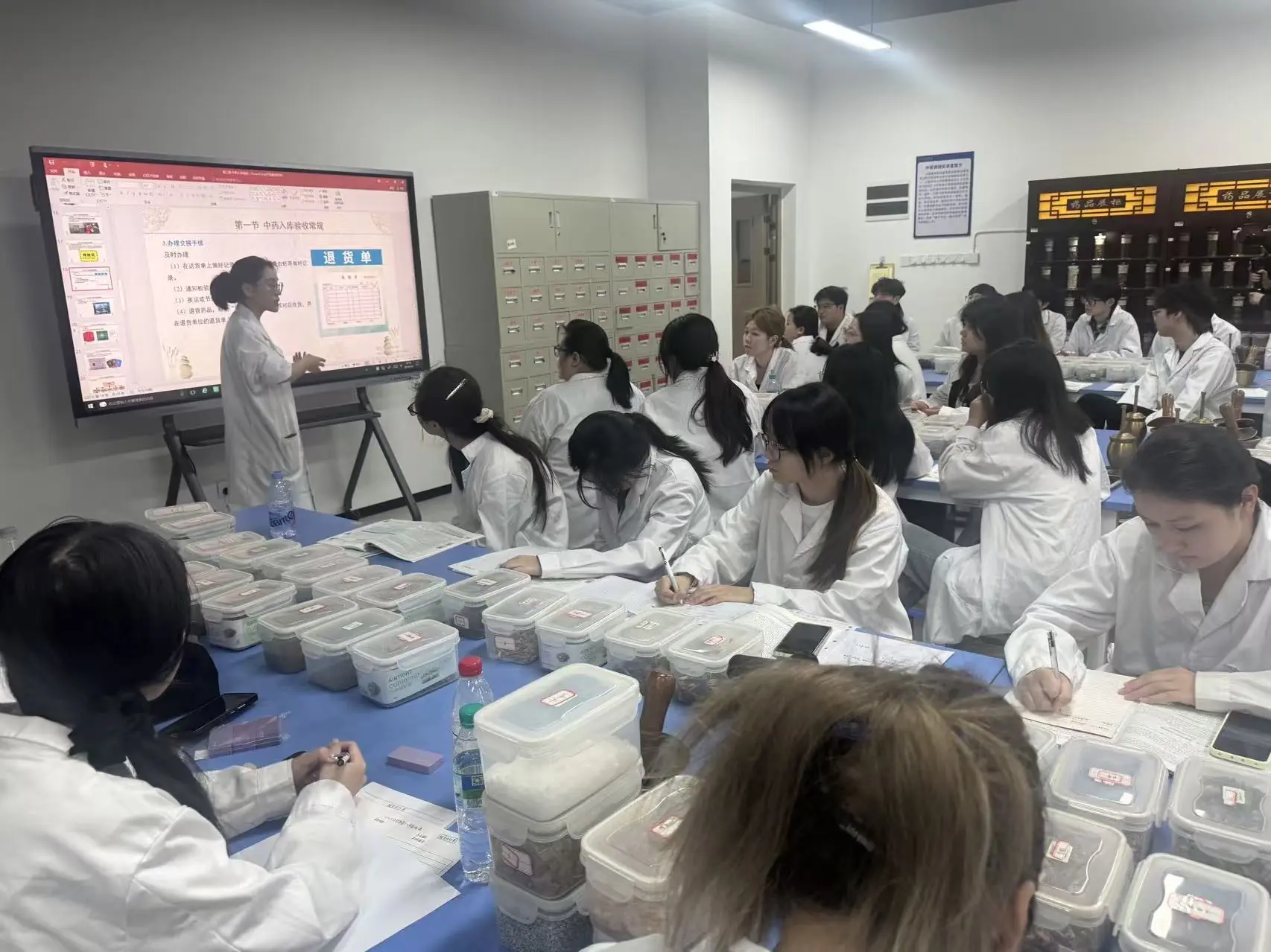 兩岸媒體探訪江西中醫學府，感受中草藥魅力